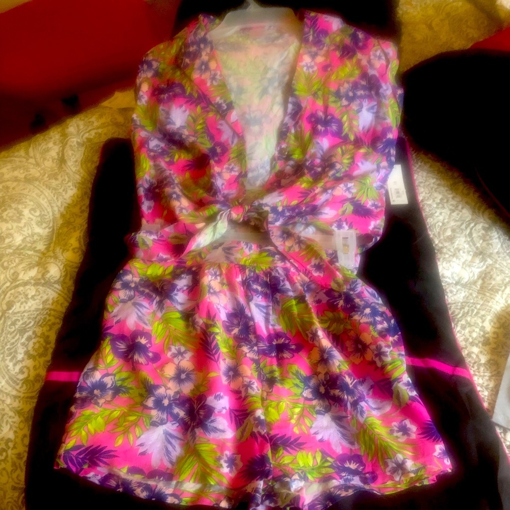 Hawaiian print short set bight cheery best color choice I have ever seen